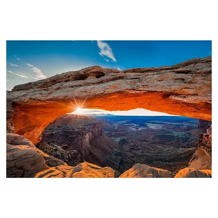 Papermoon Premium collection Fototapete Sunrise Mesa-Bogen - B x H: 350 x 260 cm, Vlies - Atemberaubender Blick durch den Mesa Arch Bogen auf die Landschaft bei Sonnenaufgang. Warme Farbtöne beleuchten Felsen und Horizont.
