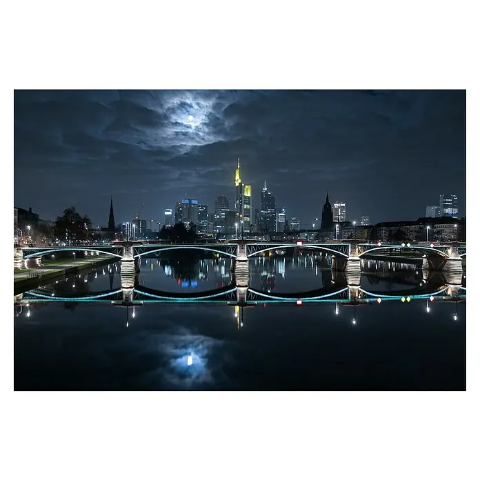 Papermoon Premium collection Fototapete Frankfurt Vollmond - B x H: 200 x 149 cm, Vlies - Nachtaufnahme von Frankfurt mit beleuchteter Brücke und dem Mond, der sich im Wasser spiegelt. Die Skyline glänzt im Dunkeln.