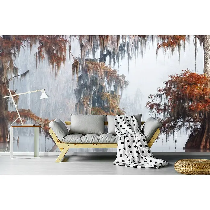 Papermoon Premium collection Fototapete Mysty Bayou - B x H: 400 x 260 cm, Vlies - Wohnzimmer mit Holzbett und einer Wandtapete, die einen Sumpf abbildet, ideal für eine entspannende Atmosphäre im Zuhause.