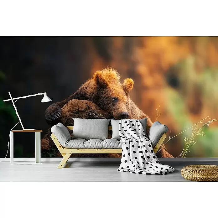 Papermoon Premium collection Fototapete Porträt tragen - B x H: 200 x 149 cm, Vlies - Hölzernes Futonsofa mit hellgrauen Kissen und einer weiß gepunkteten Decke, in einem Raum.