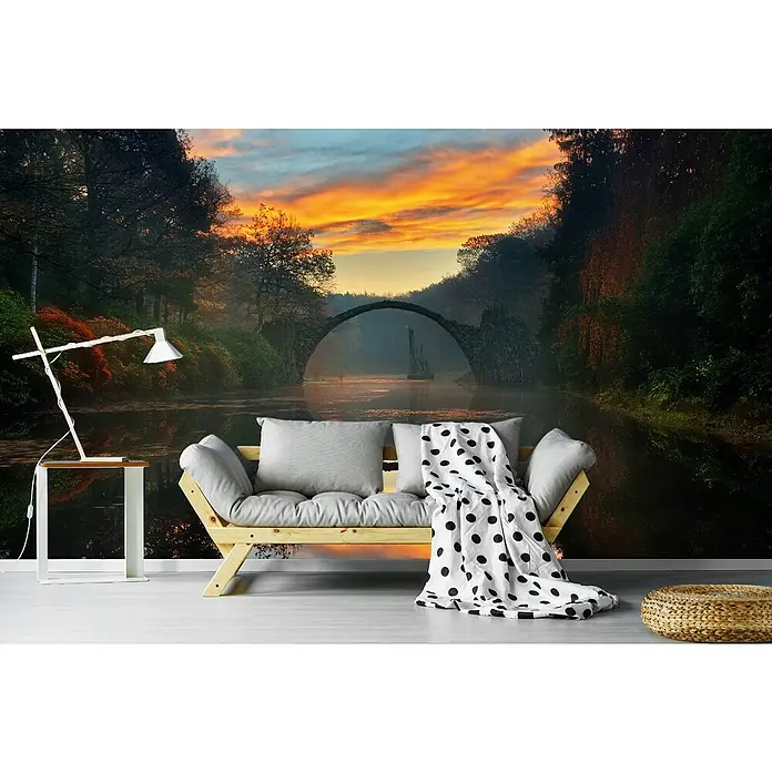Papermoon Premium collection Fototapete Herbstgarten - B x H: 300 x 223 cm, Vlies - Wohnzimmer mit einer schönen Fototapete. Die Fototapete zeigt eine alte Brücke in einem wunderschönen Wald bei Sonnenuntergang.
