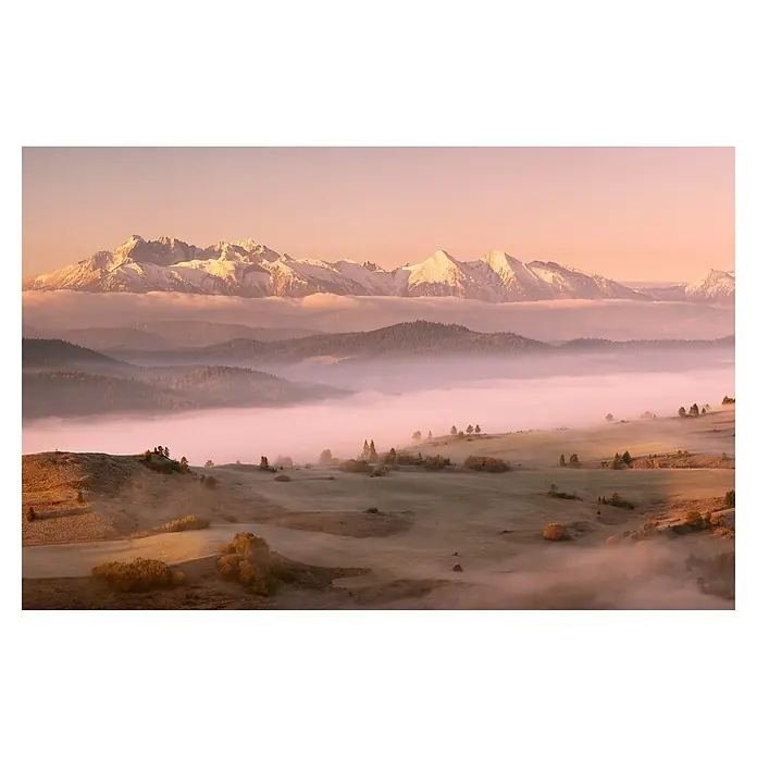 Papermoon Premium collection Fototapete Nebel Tatra - B x H: 250 x 186 cm, Vlies - Verschneite Berggipfel ragen über nebelverhangene Täler, goldenes Licht erhellt die Landschaft und schafft eine friedvolle, malerische Szene.
