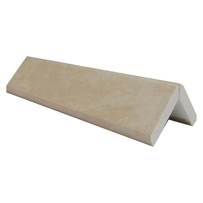Bariperfil Perfil de acabado angular Arenisca - 2,6 m x 3 cm - Primer plano de una tira de protección de bordes de madera beige, perfecta para proteger esquinas y bordes.