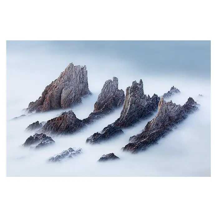 Papermoon Premium collection Fototapete Wappen und Täler - B x H: 250 x 186 cm, Vlies - Nebel umhüllt felsige Gipfel und schafft eine ruhige und geheimnisvolle Landschaft, ideal für Naturliebhaber.