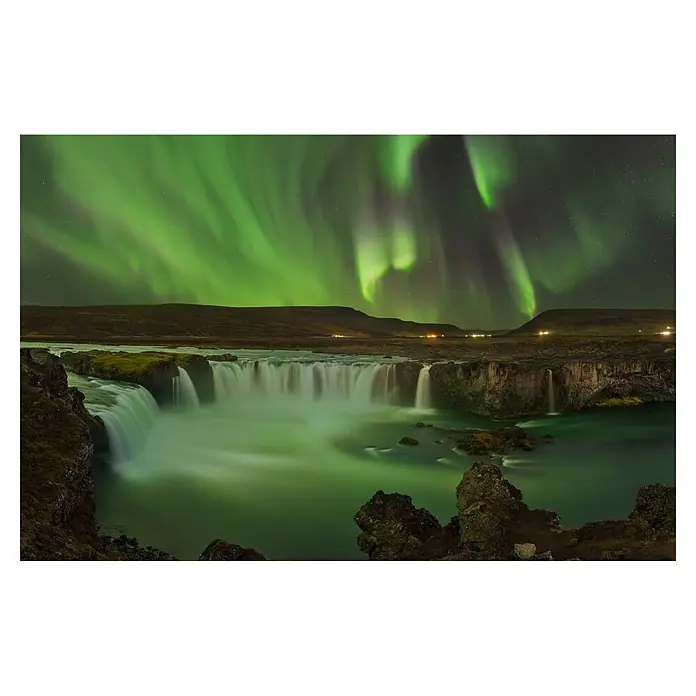 Papermoon Premium collection Fototapete Gödafoss Wasserfall Nordlichter - B x H: 300 x 223 cm, Vlies - Spektakulärer Wasserfall unter grünem Polarlicht. Die grünen Schleier des Nordlichts erhellen den Himmel über den tosenden Wassermassen.