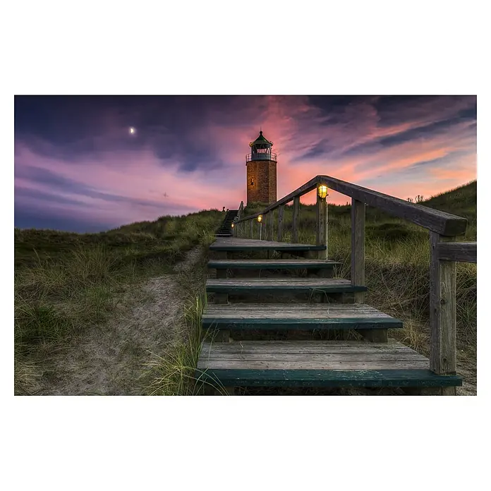 Papermoon Premium collection Fototapete Weg zum Leuchtturm - B x H: 250 x 186 cm, Vlies - Holzstufen führen zu einem Leuchtturm unter einem atemberaubenden Himmel. Die warmen Lichter betonen die ruhige Szene in der Abenddämmerung.