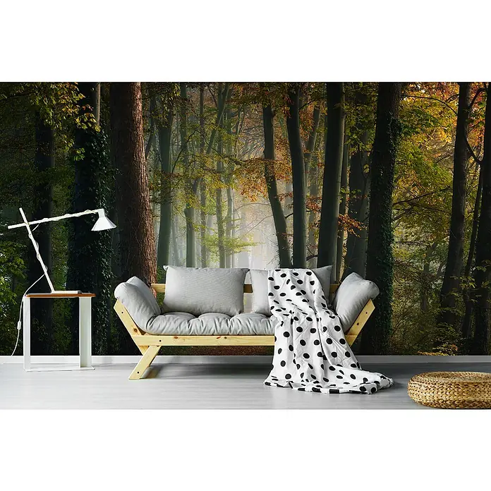 Papermoon Premium collection Fototapete Der bunte Wald des Herbstes - B x H: 200 x 149 cm, Vlies - Wald-Wandbild: Eine gemütliche Sitzecke mit einem Holzbettsofa, Kissen und einer gepunkteten Decke vor einem malerischen Wald-Wandbild.