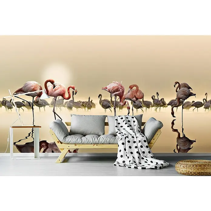 Papermoon Premium collection Fototapete Flamingo Flamingo - B x H: 250 x 186 cm, Vlies - Wohnzimmer mit einem Sofa mit Flamingo-Wandbild im Hintergrund. Das Wandbild zeigt Flamingos in einer ruhigen Wasserlandschaft.
