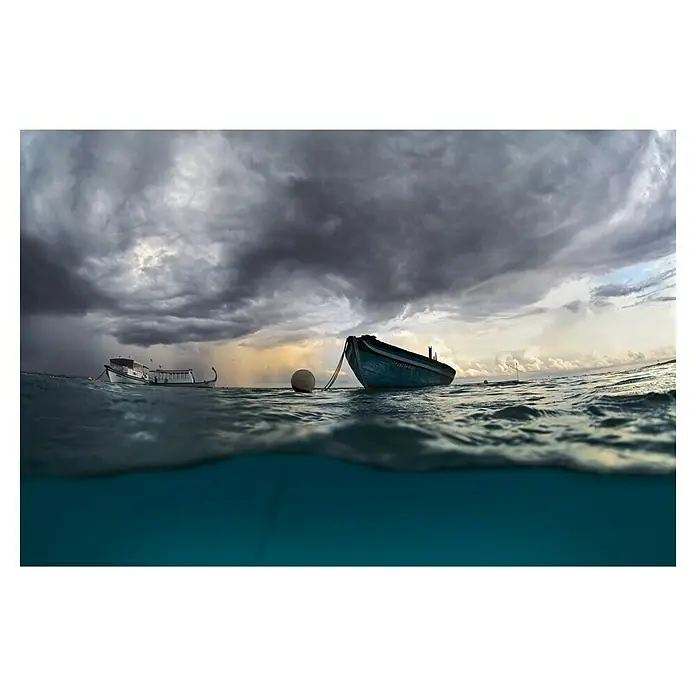 Papermoon Premium collection Fototapete Das Boot - B x H: 350 x 260 cm, Vlies - Foto eines türkisfarbenen Bootes, das auf dem Wasser treibt, wobei ein Teil des Fotos untergetaucht ist und einen Blick unter die Wasseroberfläche bietet.