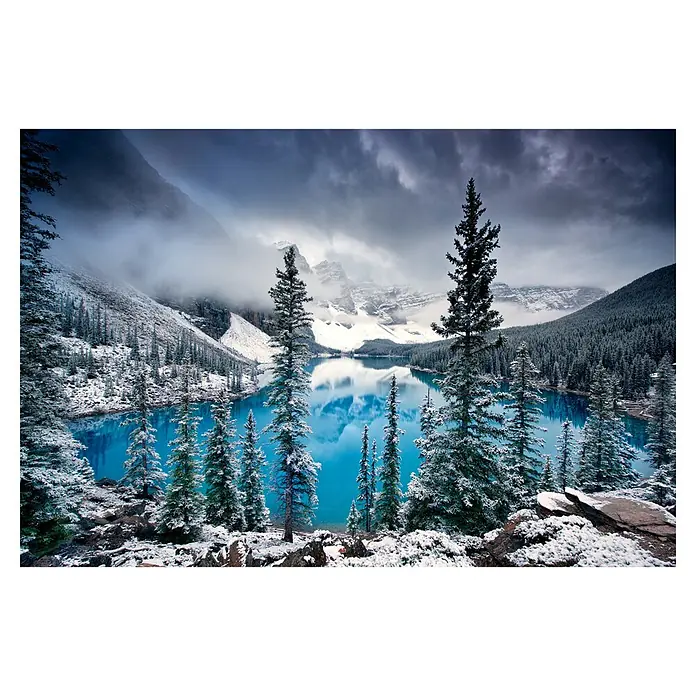 Papermoon Premium collection Fototapete Morgen Blüs. - B x H: 350 x 260 cm, Vlies - Winterlandschaft von Moraine Lake, Kanada. Das türkisfarbene Wasser reflektiert die schneebedeckten Berge und die schneebedeckten Nadelbäume.