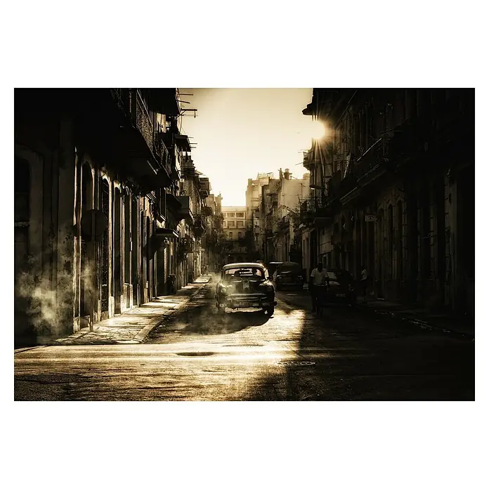 Papermoon Premium collection Fototapete Mystischer Morgen in Havanna - B x H: 250 x 186 cm, Vlies - Eine stimmungsvolle Aufnahme einer Straße in Havanna, Kuba, mit einem Oldtimer im goldenen Licht der Sonne.