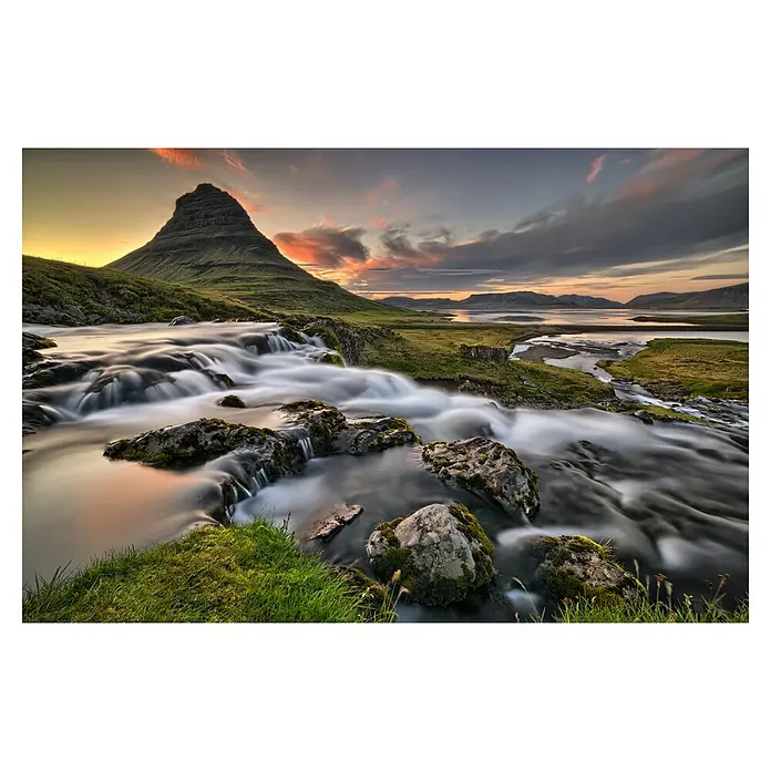 Papermoon Premium collection Fototapete Raue Landschaft - B x H: 250 x 186 cm, Vlies - Atemberaubende Landschaft mit Kirkjufell Berg, Wasserfall und Sonnenuntergang in Island. Die fließende Bewegung des Wassers erzeugt einen beruhigenden Effekt.