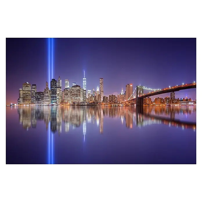 Papermoon Premium collection Fototapete In Gedenken - B x H: 350 x 260 cm, Vlies - Skyline von New York mit dem "Tribute in Light" Memorial, das sich im Wasser spiegelt, erinnert an den 11. September.