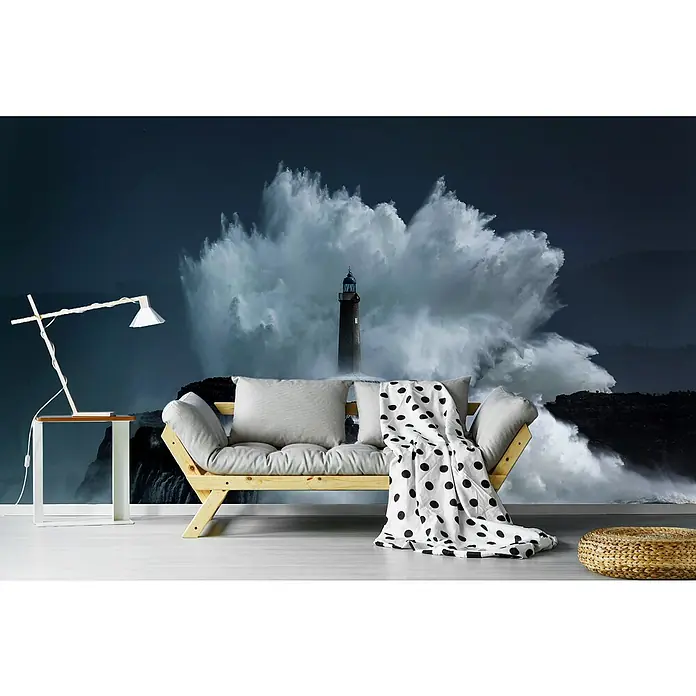 Papermoon Premium collection Fototapete Kamm - B x H: 350 x 260 cm, Vlies - Eine stilvolle Wohndekoration mit einem Wandbild, das einen Leuchtturm während eines Sturms zeigt, ergänzt durch eine moderne Couch und Beistelltisch.