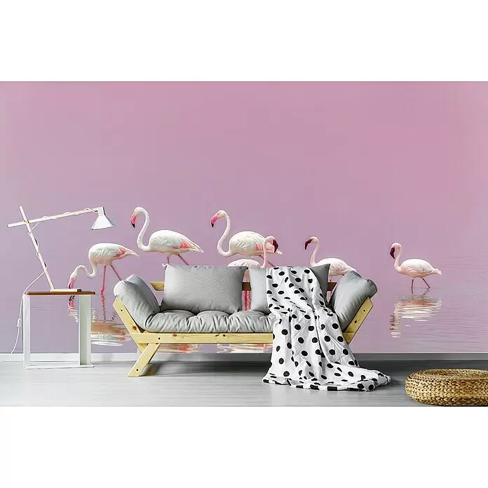 Papermoon Premium collection Fototapete Flamingos - B x H: 400 x 260 cm, Vlies - Modernes Zimmer mit Flamingo-Wandbild. Holzsofa mit grauen Kissen, gepunktete Decke, Beistelltisch mit Lampe, geflochtener Pouf.