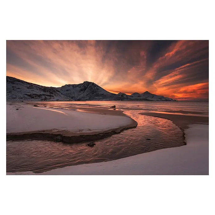 Papermoon Premium collection Fototapete Gold Sonnenuntergang - B x H: 200 x 149 cm, Vlies - Winterliche Strandlandschaft bei Sonnenuntergang mit reflektierendem Wasserlauf und schneebedeckten Bergen im Hintergrund.