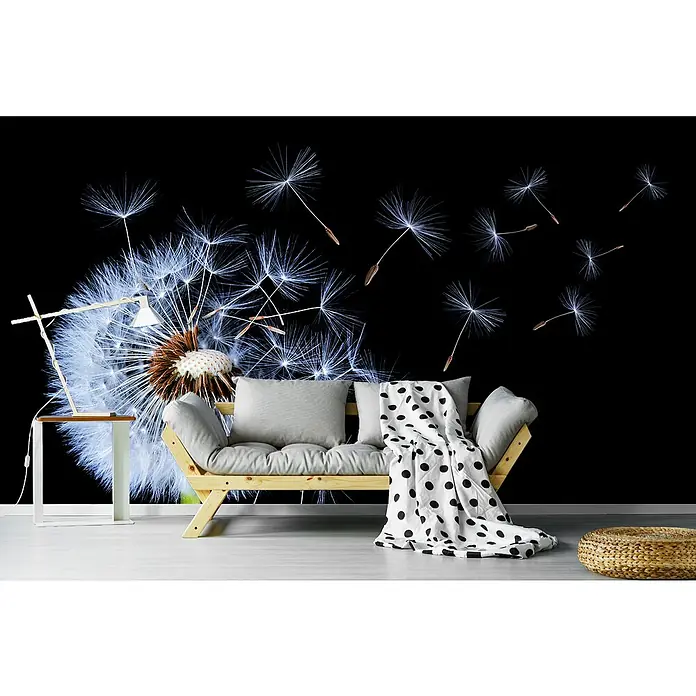 Papermoon Premium collection Fototapete Löwenzahn weht - B x H: 400 x 260 cm, Vlies - Wanddekor mit Pusteblumenmotiv und einem hellen Holzsofa mit Polka Dot Decke, das eine gemütliche und moderne Atmosphäre schafft.