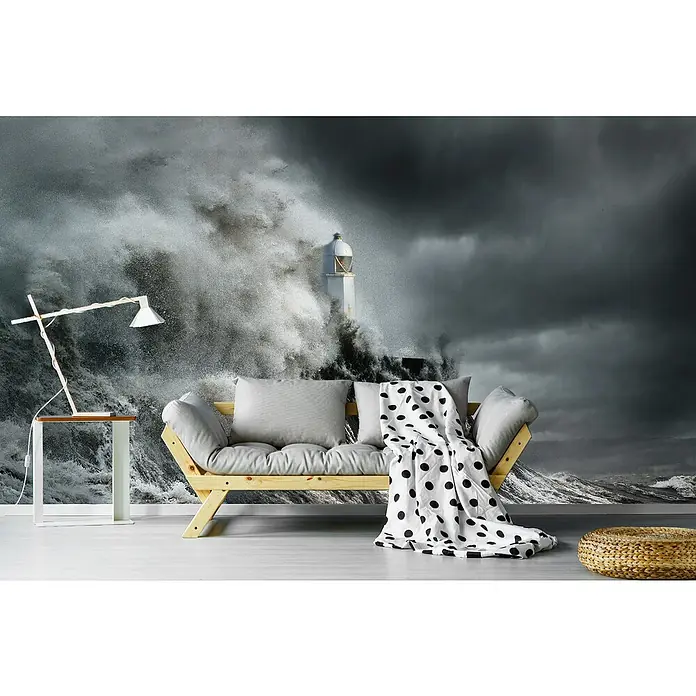 Papermoon Premium collection Fototapete Drama am Leuchtturm - B x H: 300 x 223 cm, Vlies - Wohnzimmer mit einem Sofa, einer Lampe und einem Hocker vor einer Wandtapete mit einem Leuchtturm im Sturm.