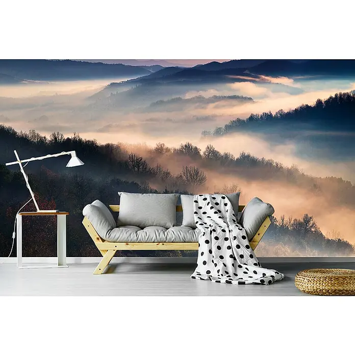 Papermoon Premium collection Fototapete Diese magischen Momente - B x H: 300 x 223 cm, Vlies - Ein Zimmer mit einem hellen Holzsofa, grauen Kissen und einer schwarz-weißen Decke, die den Raum mit einer ruhigen Atmosphäre erfüllt.