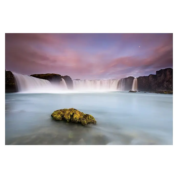 Papermoon Premium collection Fototapete Godafoss und Mond - B x H: 500 x 280 cm, Vlies - Verträumte Wasserfalllandschaft mit sanften Farbtönen und einem moosbedeckten Felsen im Vordergrund. Lange Belichtungszeit erzeugt eine glatte Wasseroberfläche.