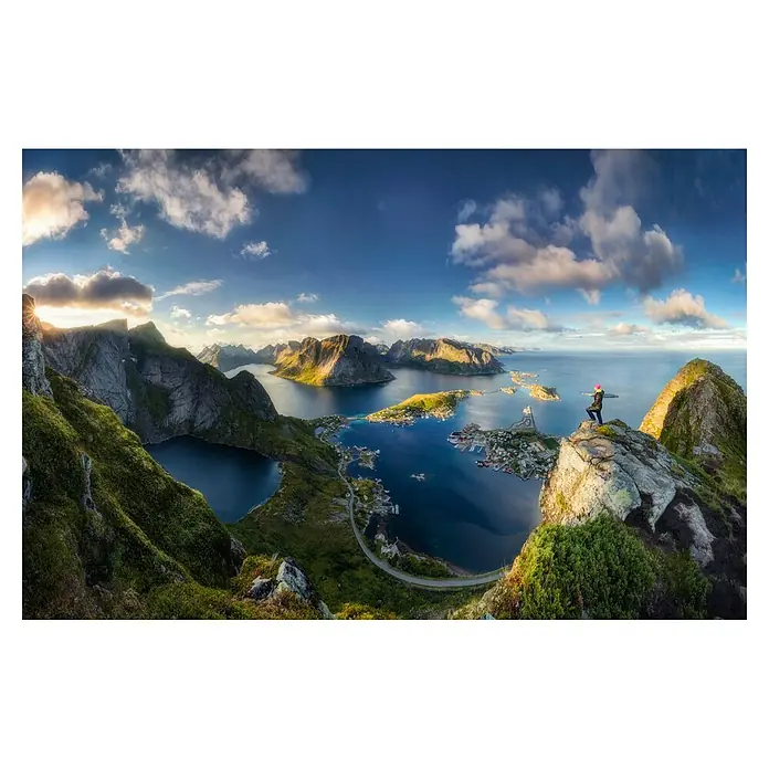 Papermoon Premium collection Fototapete Reinebringen Ansicht - B x H: 250 x 186 cm, Vlies - Atemberaubende Panoramaaufnahme von Bergen und Meer mit einer Person auf einem Felsen, die die Aussicht genießt. Unvergessliche Landschaft.