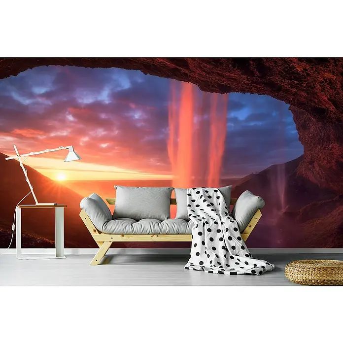 Papermoon Premium collection Fototapete Eine Wand in Flammen - B x H: 300 x 223 cm, Vlies - Einladendes Wohnzimmer mit einer Couch, einem Tisch und einer Lampe vor einer atemberaubenden Wasserfalltapete. Die Couch bietet Komfort und Stil.