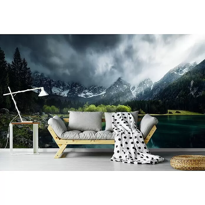 Papermoon Premium collection Fototapete Azul Turquesa - B x H: 250 x 186 cm, Vlies - Holzsofa mit grauen Kissen und Polka-Dot-Decke, in einem Raum mit dramatischem Bergsee-Wandbild.