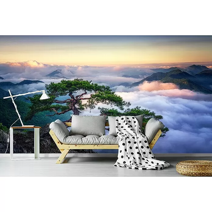 Papermoon Premium collection Fototapete Auf dem Berg - B x H: 250 x 186 cm, Vlies - Gemütliches Wohnzimmer mit Holzsofa, hellgrauen Kissen, gepunkteter Decke, weißer Stehlampe und geflochtenem Pouf vor einem Bergpanorama.