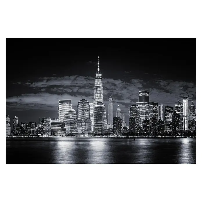 Papermoon Premium collection Fototapete Gotham - B x H: 200 x 149 cm, Vlies - Schwarz-Weiß-Aufnahme der New Yorker Skyline bei Nacht, das One World Trade Center dominiert die Szene über dem glitzernden Wasser.
