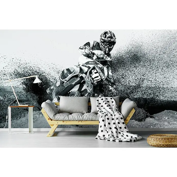 Papermoon Premium collection Fototapete Krisztian Tompa - B x H: 400 x 260 cm, Vlies - Zimmer mit modernem Sofa, Lampe und Hocker vor einer Tapete mit Motorradmotiv. Das Sofa ist mit Kissen und einer Decke dekoriert.