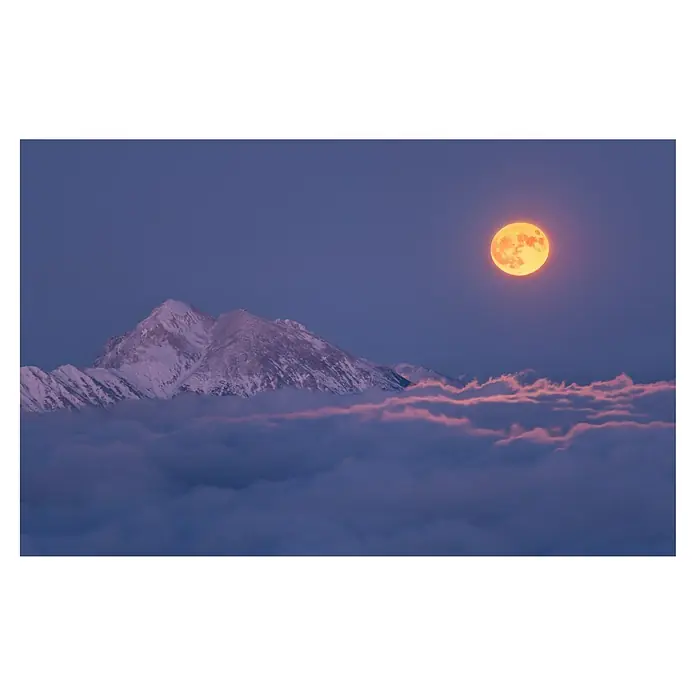 Papermoon Premium collection Fototapete Mond über den Wolken - B x H: 350 x 260 cm, Vlies - Mondschein über schneebedeckten Bergen, der in der Dämmerung in einem leuchtenden Orangeton erstrahlt, ein ruhiger Anblick für Naturliebhaber.