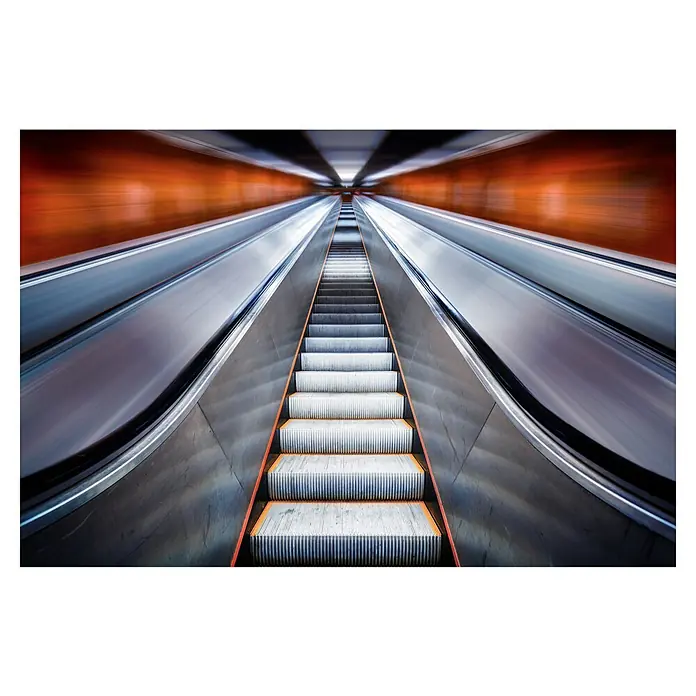 Papermoon Premium collection Fototapete Rolltreppendynamik - B x H: 450 x 280 cm, Vlies - Blickwinkelaufnahme einer leeren Rolltreppe mit orangefarbenen Wänden, die sich in der Mitte treffen und eine fesselnde Perspektive erzeugen.