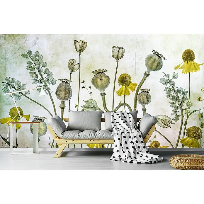 Papermoon Premium collection Fototapete Mohnblumen Helenium - B x H: 350 x 260 cm, Vlies - Wohnzimmer mit einem hellen Holzbettsofa, grauen Kissen und einer Decke mit schwarzen Punkten vor einer floralen Fototapete.