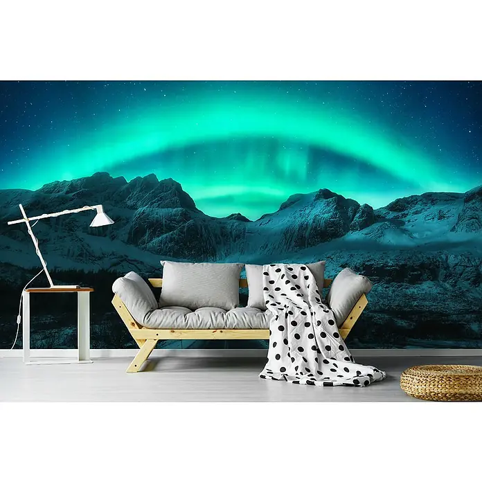 Papermoon Premium collection Fototapete Berg in reinster Form - B x H: 350 x 260 cm, Vlies - Wohnzimmer mit Sofa, Tischlampe und Wandbild von Polarlichtern.