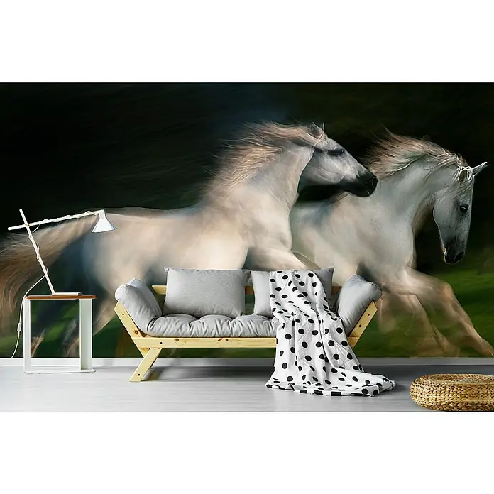 Papermoon Premium collection Fototapete Galopp für Zwei - B x H: 500 x 280 cm, Vlies - Wandgestaltung mit Pferdemotiv, kombiniert mit modernen Möbeln wie einem Holzbettsofa und einem Beistelltisch mit Lampe für ein stilvolles Ambiente.