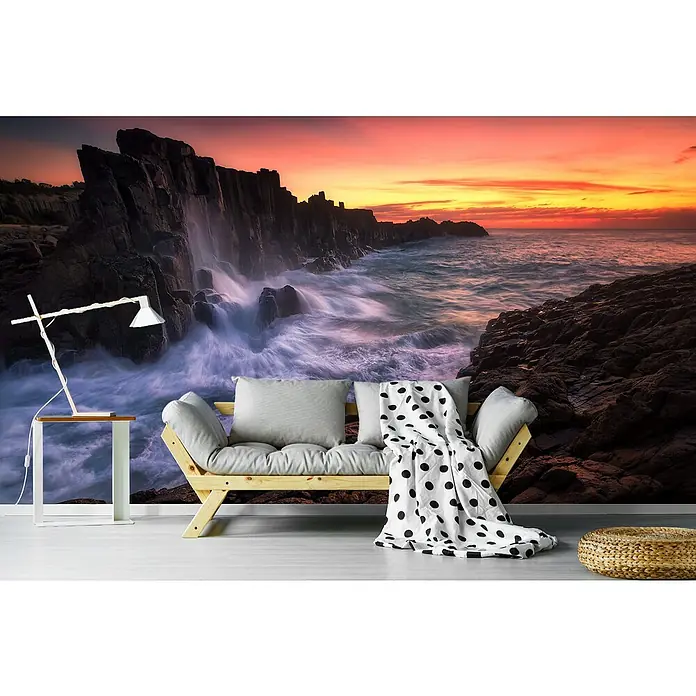 Papermoon Premium collection Fototapete Wand am Meer - B x H: 450 x 280 cm, Vlies - Wandbild mit felsiger Küstenlandschaft, Sofa, Tischlampe und Hocker für eine entspannende Raumatmosphäre.