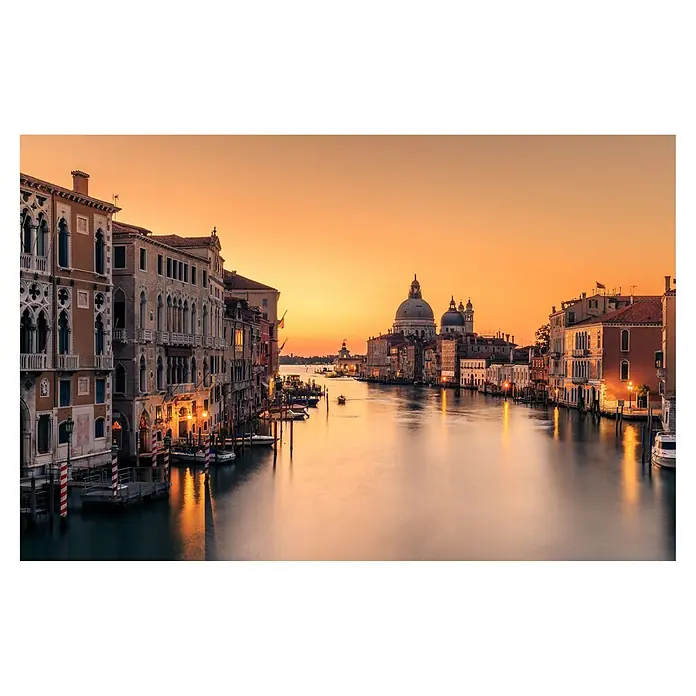 Papermoon Premium collection Fototapete Morgengrauen Venedig - B x H: 500 x 280 cm, Vlies - Abendliche Ansicht des Canal Grande mit prächtigen venezianischen Gebäuden und der beleuchteten Santa Maria della Salute im Hintergrund.