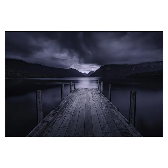 Papermoon Premium collection Fototapete Sturm kommen - B x H: 200 x 149 cm, Vlies - Dunkler Holzsteg am See mit düsteren Wolken und Bergen im Hintergrund, stimmungsvolle Szene.