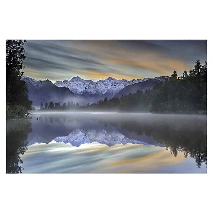 Papermoon Premium collection Fototapete Pastelltöne - B x H: 350 x 260 cm, Vlies - Spiegelung des verschneiten Gebirges im See bei Sonnenaufgang, umgeben von Bäumen und einem farbenprächtigen Himmel.