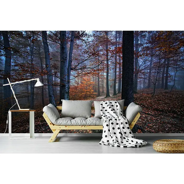 Papermoon Premium collection Fototapete Durchblick im herbstlichen Wald - B x H: 200 x 149 cm, Vlies - Das Bild zeigt eine gemütliche Szene mit einem modernen Sofa und einer Lampe vor einer Waldtapete, die eine entspannende Atmosphäre schafft.
