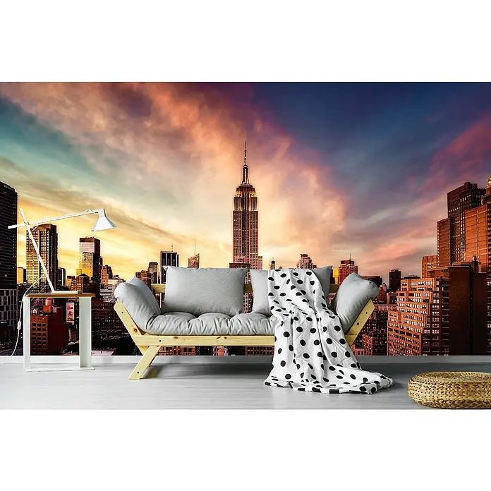 Papermoon Premium collection Fototapete Midtown Sunset - B x H: 350 x 260 cm, Vlies - Gemütliche Sitzecke mit Holzbettsofa, grauen Kissen und einer weißen Decke mit schwarzen Punkten vor einem atemberaubenden New Yorker Skyline-Wandbild.