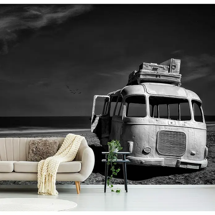 Papermoon Premium collection Fototapete Strandbus - B x H: 500 x 280 cm, Vlies - Eine stilvolle Wohnzimmerkulisse mit einem beigen Sofa, einer modernen Beistelltisch und einer Wandtapete mit Strandbus-Motiv.
