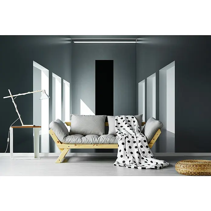 Papermoon Premium collection Fototapete Licht und DimensionB x H: 350 x 260 cm, Vlies - Stilvolles Interieur mit einem hellen Holzsofa, einem Tisch mit Lampe und einem dekorativen Hocker, inszeniert in einem modernem Raumdesign.