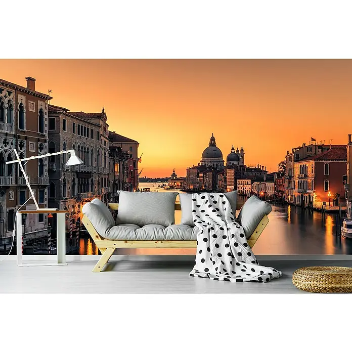 Papermoon Premium collection Fototapete Morgengrauen Venedig - B x H: 500 x 280 cm, Vlies - Wandbild mit einem Sofa, einer Lampe und einem Blick auf Venedig bei Sonnenuntergang, ideal für ein gemütliches Ambiente in Ihrem Zuhause.