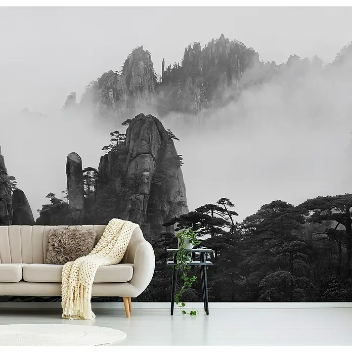 Papermoon Premium collection Fototapete Huangshan - B x H: 450 x 280 cm, Vlies - Wohnzimmergestaltung mit stilvollem Sofa und Bergpanorama-Tapete. Das bequeme Sofa lädt zum Entspannen vor der beeindruckenden Naturkulisse ein.