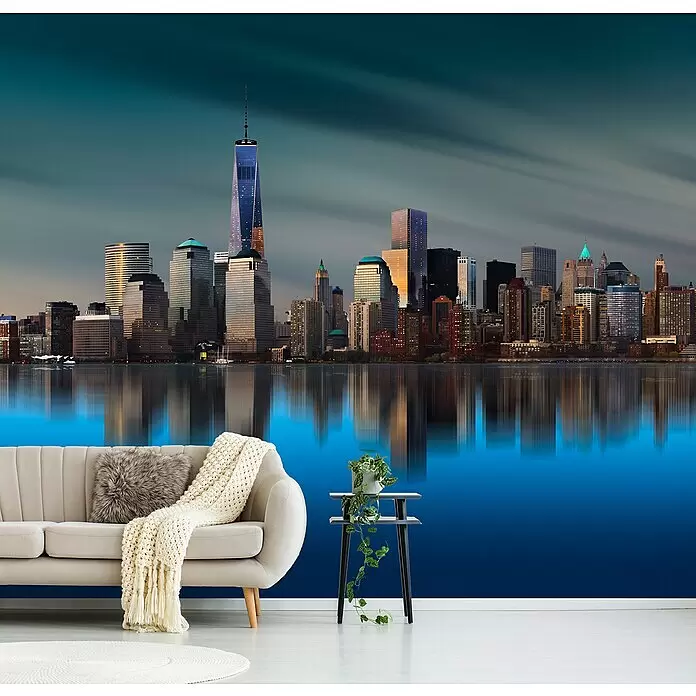 Papermoon Premium collection Fototapete N.Y. World Tradecenter I - B x H: 450 x 280 cm, Vlies - Wohnzimmer mit beigem Sofa, Beistelltisch und großer Wandtapete der New Yorker Skyline mit Reflexionen im Wasser.