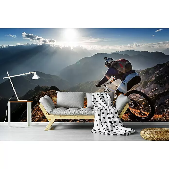 Papermoon Premium collection Fototapete Der Anruf des Berges - B x H: 400 x 260 cm, Vlies - Ein gemütliches Wohnzimmer-Arrangement mit hellem Sofa, gepunkteter Decke, weißer Lampe und gewebtem Pouf.