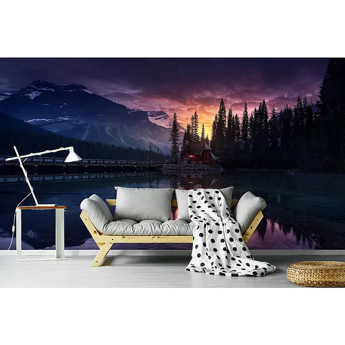 Papermoon Premium collection Fototapete Nachteinbruch am See - B x H: 400 x 260 cm, Vlies - Gemütliches Wohnzimmer mit Sofa, Tischlampe und Wandbild einer malerischen Seeansicht bei Sonnenuntergang. Die Einrichtung strahlt Ruhe und Entspannung aus.