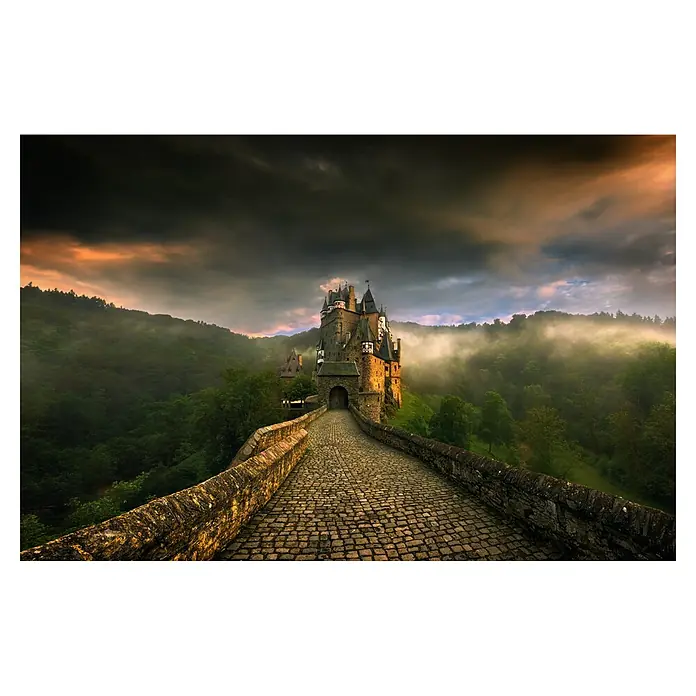 Papermoon Premium collection Fototapete Eltz II - B x H: 200 x 149 cm, Vlies - Mittelalterliche Burg auf Hügel mit Nebel. Ein steiniger Weg führt zur Burg. Dramatischer Himmel im Hintergrund.
