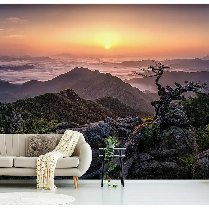 Papermoon Premium collection Fototapete Sonnenaufgang Spitze - B x H: 450 x 280 cm, Vlies - Wohnzimmer mit stylischer Couch und Blick auf eine atemberaubende Berglandschaft mit Sonnenaufgang. Die Fototapete sorgt für eine entspannende Atmosphäre.